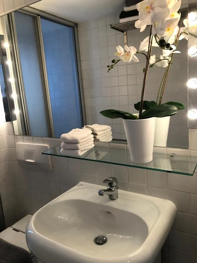 Studio B - Sunny City Business Apartment With Roof-Top Terrace For 2-4 Guests Dusseldorf Germany